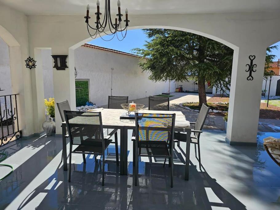 La Casa Del Arbol Villa Fuentiduena de Tajo Bagian luar foto